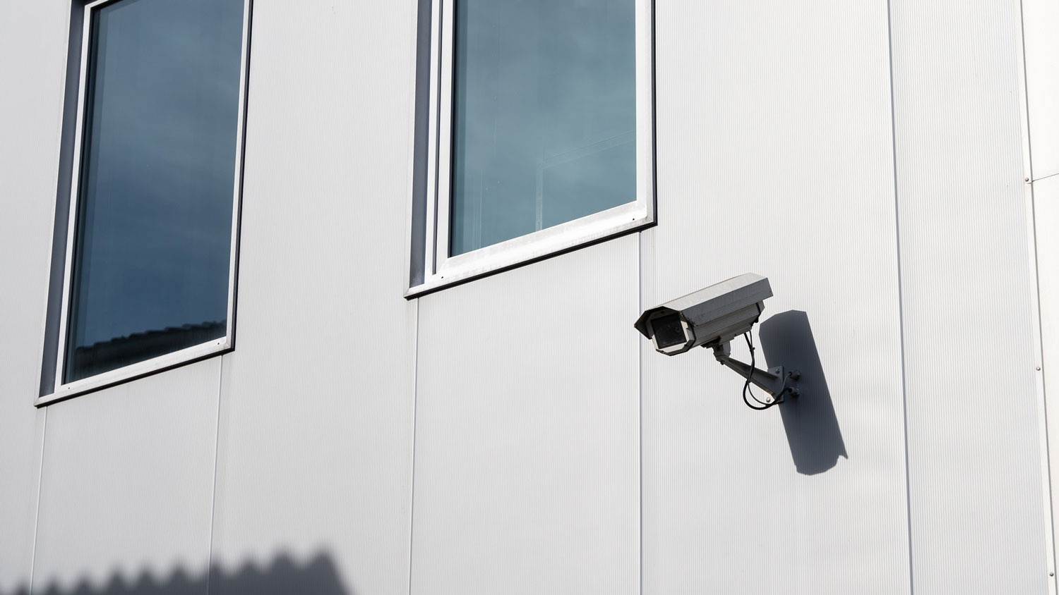 Caméra de surveillance installée sur un mur