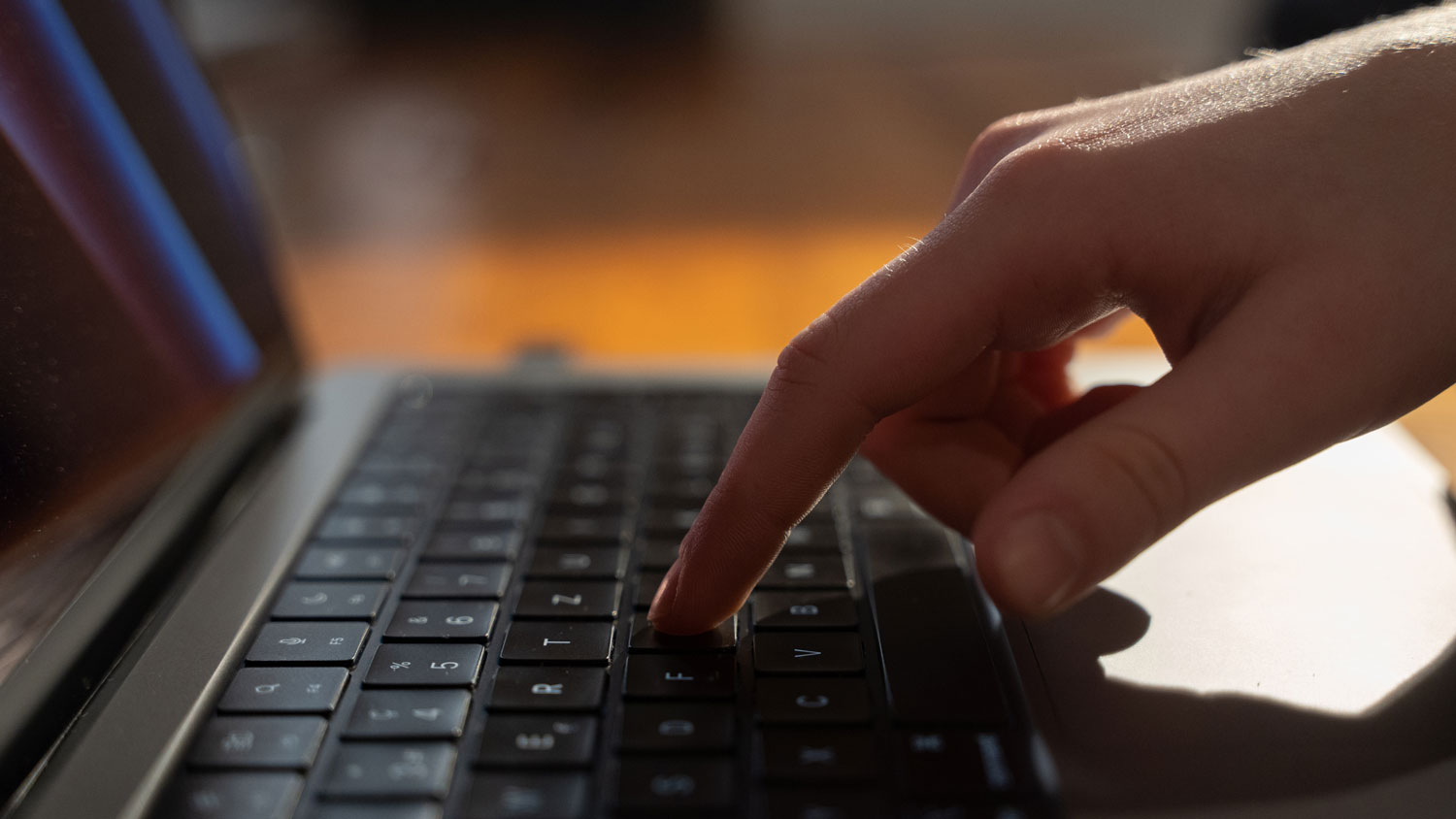 Close up von einer Hand auf einer Tastatur